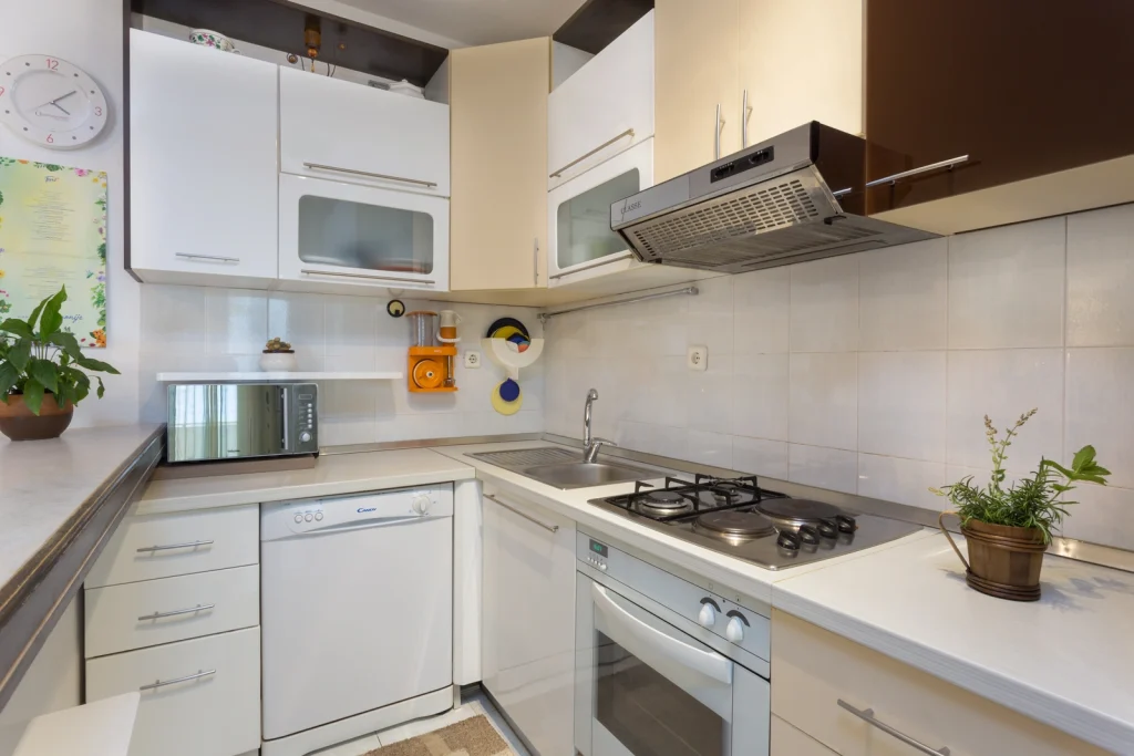 Kuhinja s pećnicom, plinskim štednjakom i perilicom posuđa u apartmanu Arca Strožanac