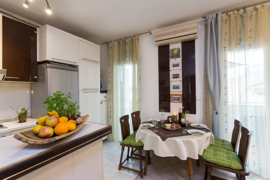 Kuhinja s blagovaoničkim stolom u apartmanu Arca u Strožancu kraj Splita