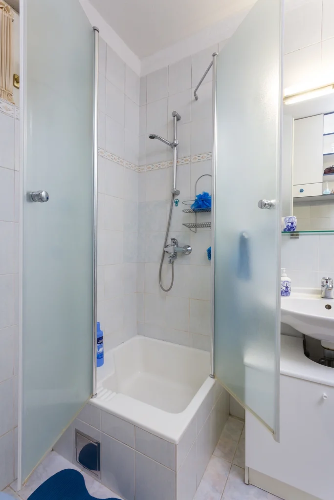 upaonica s prostranom tuš-kabinom u apartmanu Arca u Strožancu kraj Splita