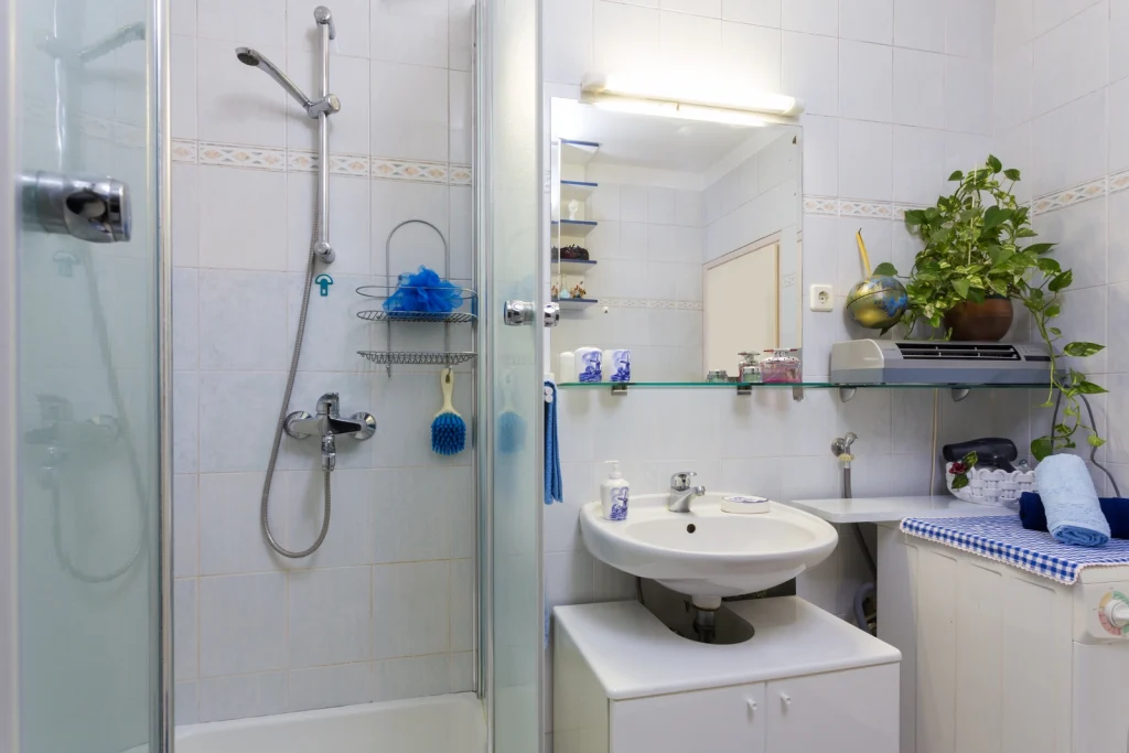 Kupaonica s tušem i umivaonikom u apartmanu Arca Strožanac