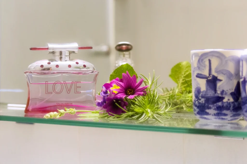 Uredni detalji kupaonice apartmana Arca u Strožancu