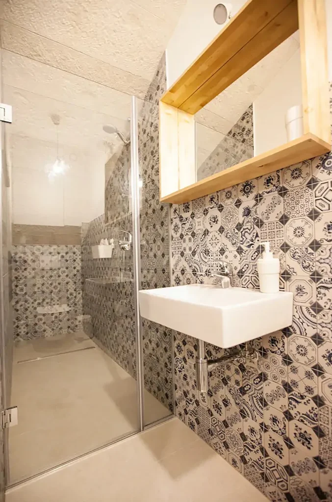 Kupaonica s tuš kabinom i umivaonikom, apartman Batchae Split