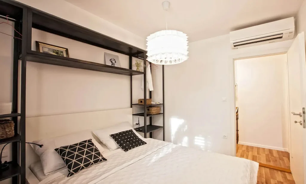 Spavaća soba 1 s bračnim krevetom i klima uređajem, apartman Batchae Split