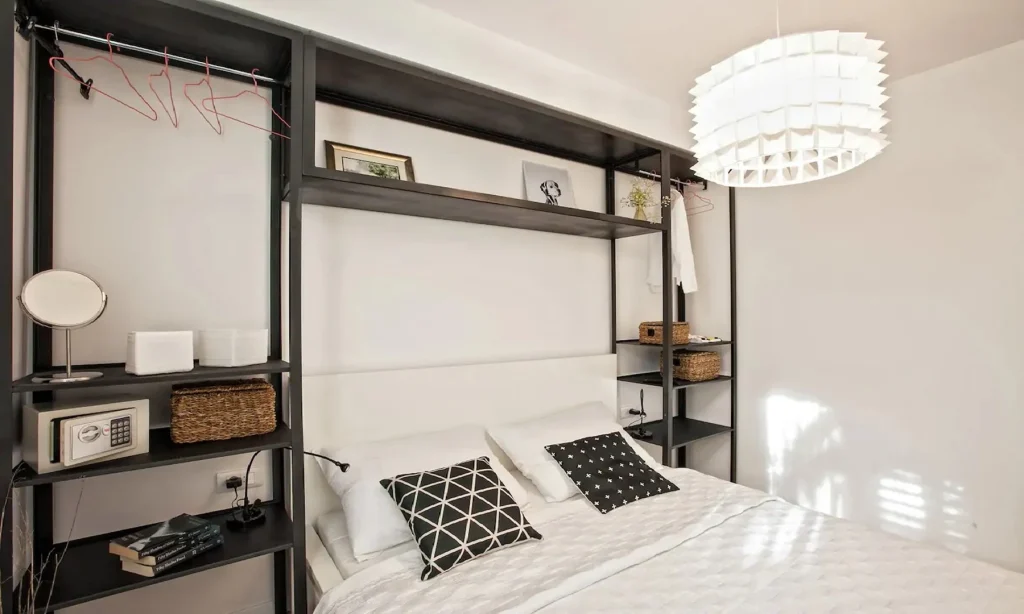 Polica sa sefom i ogledalom u spavaćoj sobi 1, apartman Batchae Split