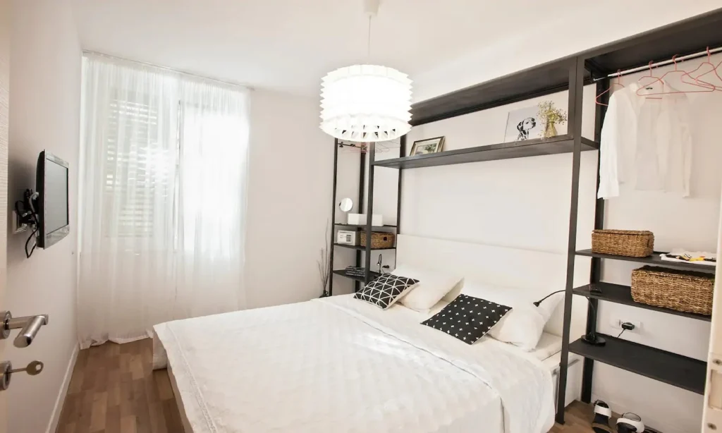 Široki kadar spavaće sobe 1 s TV-om, apartman Batchae Split