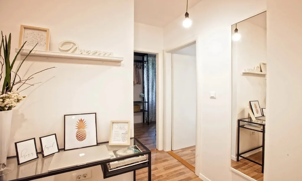 Ulazni hodnik s ogledalom i radnim kutkom, apartman Batchae Split