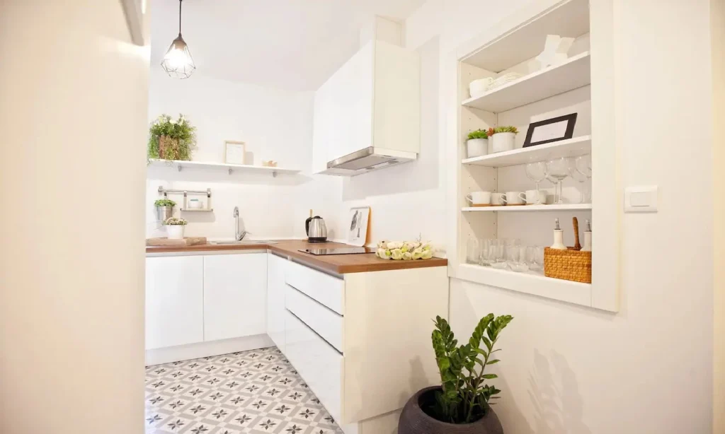 Potpuno opremljena bijela kuhinja s drvenom radnom plohom, apartman Batchae Split