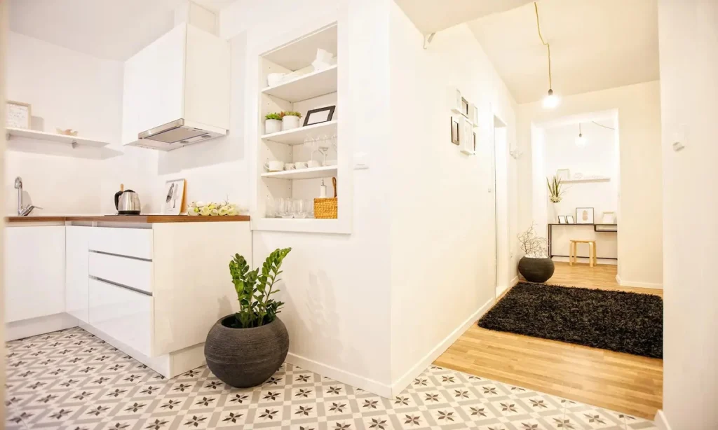 Kuhinja s pogledom na hodnik i dnevni boravak, apartman Batchae Split