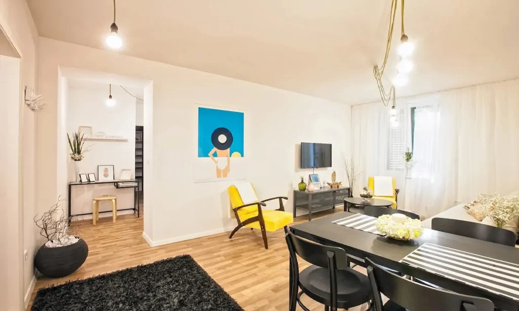 Prostrani dnevni boravak s blagovaonicom i radnim kutkom, apartman Batchae Split