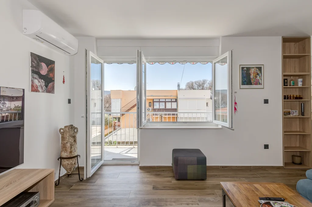 Izlaz na balkon iz dnevnog boravka, apartman Bells & Whistles Split