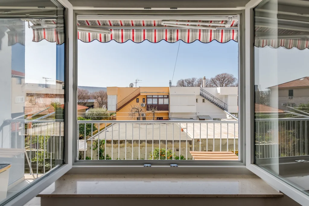 Pogled s balkona na krovove i okolicu, apartman Bells & Whistles Split