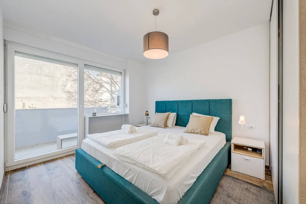 Spavaća soba 1 s bračnim krevetom i tirkiznim uzglavljem, apartman Bells & Whistles Split