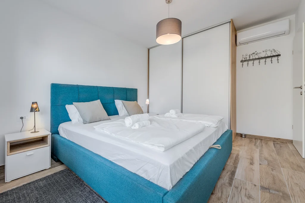 Spavaća soba 1 s bračnim krevetom i ormarom, apartman Bells & Whistles Split