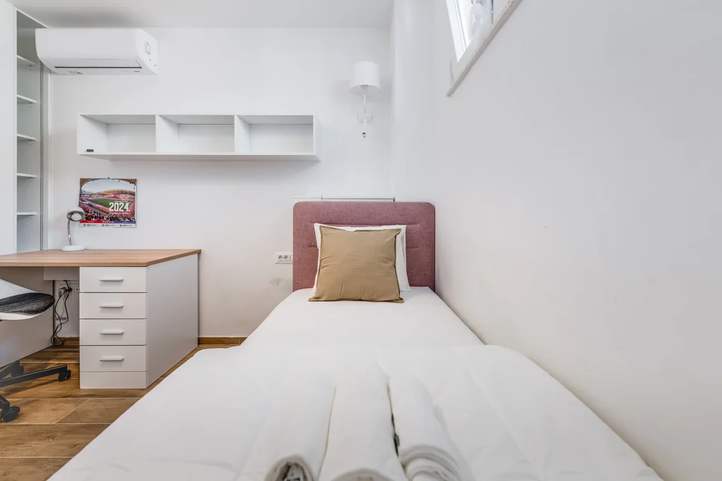 Spavaća soba 2 s radnim stolom i policama, apartman Bells & Whistles Split
