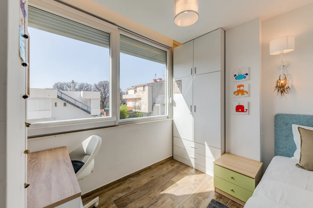 Spavaća soba 3 s radnim stolom uz prozor, apartman Bells & Whistles Split
