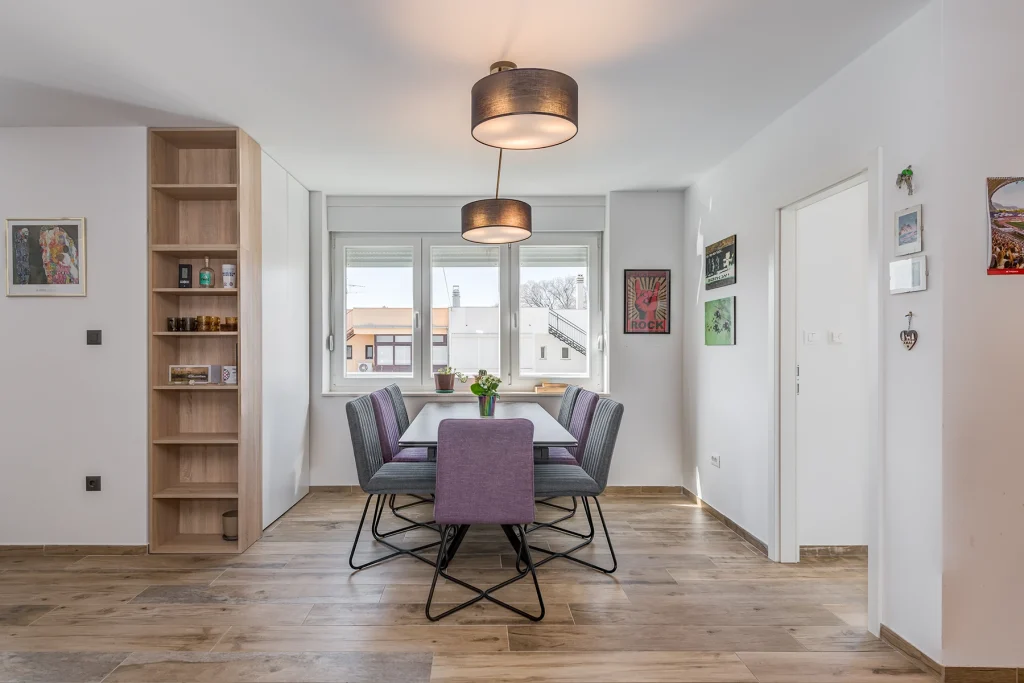 Blagovaonica s ljubičastim stolicama i hodnikom, apartman Bells & Whistles Split