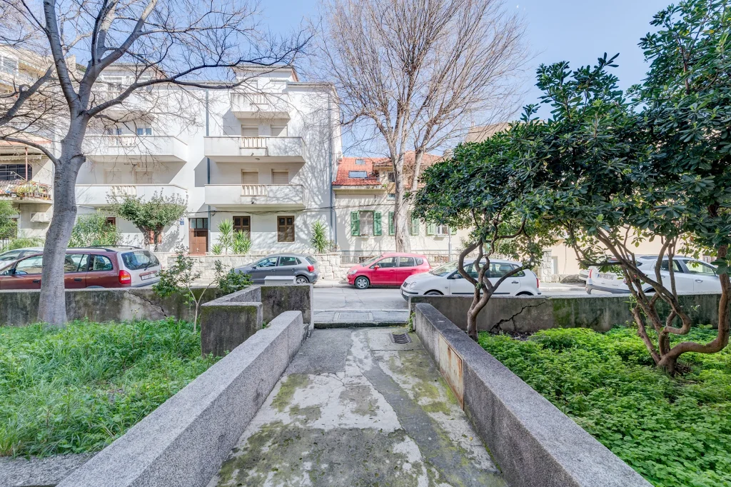 Vanjski prostor s vrtom i parkingom, apartman Bells & Whistles Split