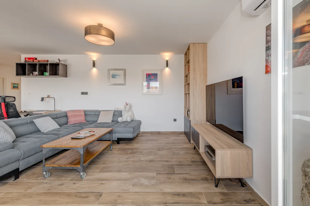 Dnevni boravak s kutnom garniturom i TV-om, apartman Bells & Whistles Split