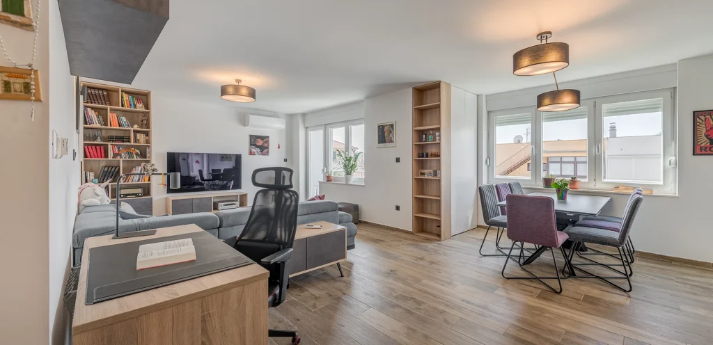 Dnevni boravak s kaučem i radnim kutkom, apartman Bells & Whistles Split