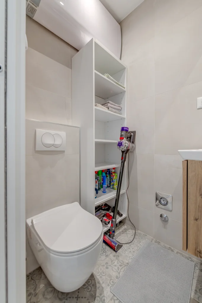Mali WC s konzolnom školjkom i ručnim usisavačem, apartman Bells & Whistles Split
