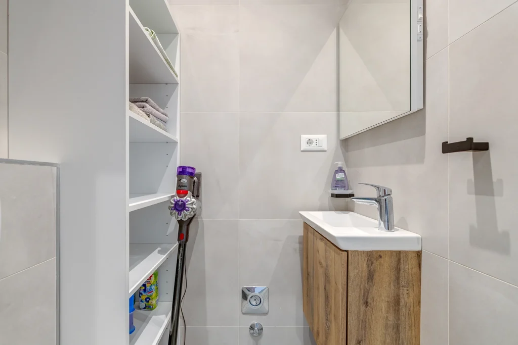 Mali WC s umivaonikom i ogledalom, apartman Bells & Whistles Split