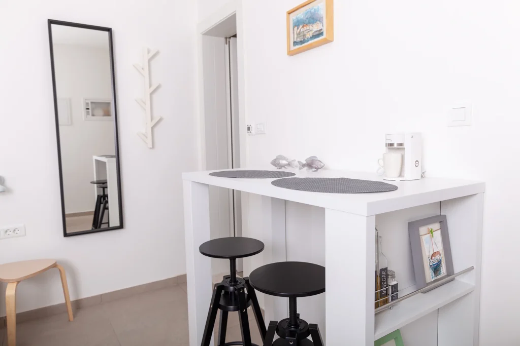 Barski pult sa stolicama uz ogledalo, apartman Box Split