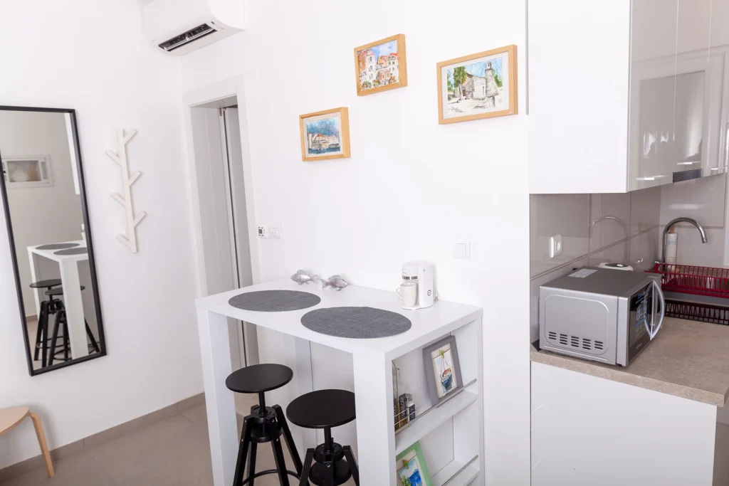 Blagovaonički pult s barskim stolicama i kuhinjom, apartman Box Split