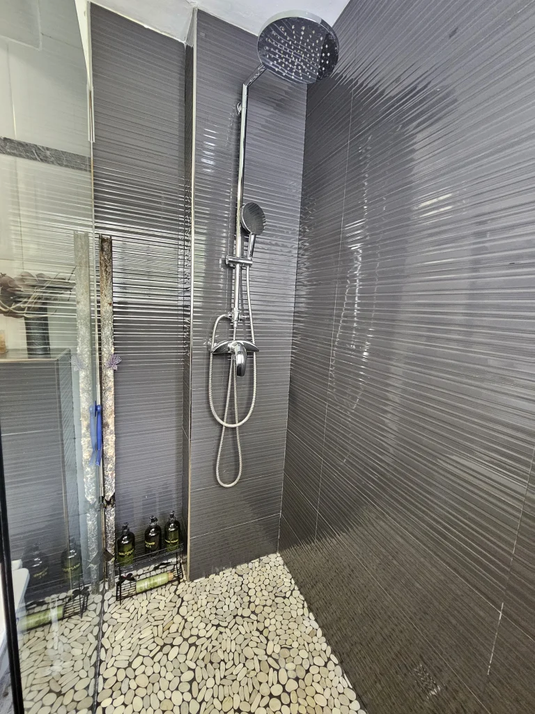 Kupaonica s tuš kabinom, apartman Breeze Split