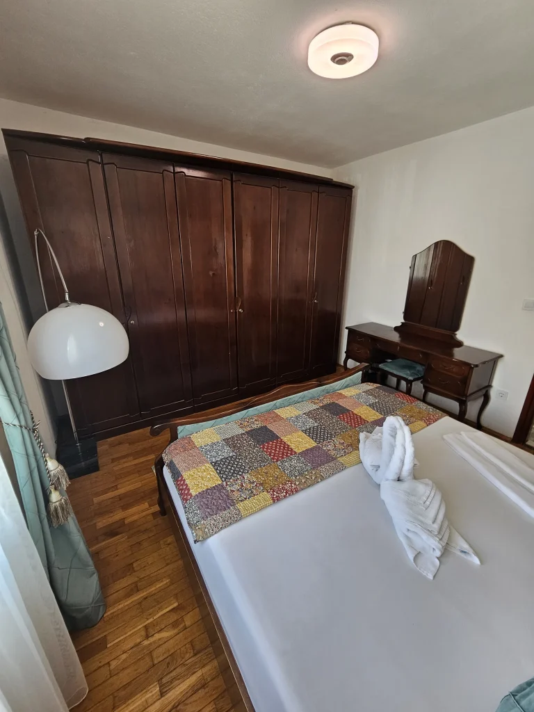 Spavaća soba s bračnim krevetom i drvenim detaljima, apartman Breeze Split