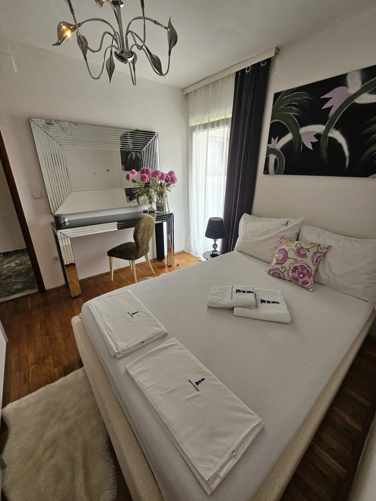 Spavaća soba s bračnim krevetom i lusterom, apartman Breeze Split