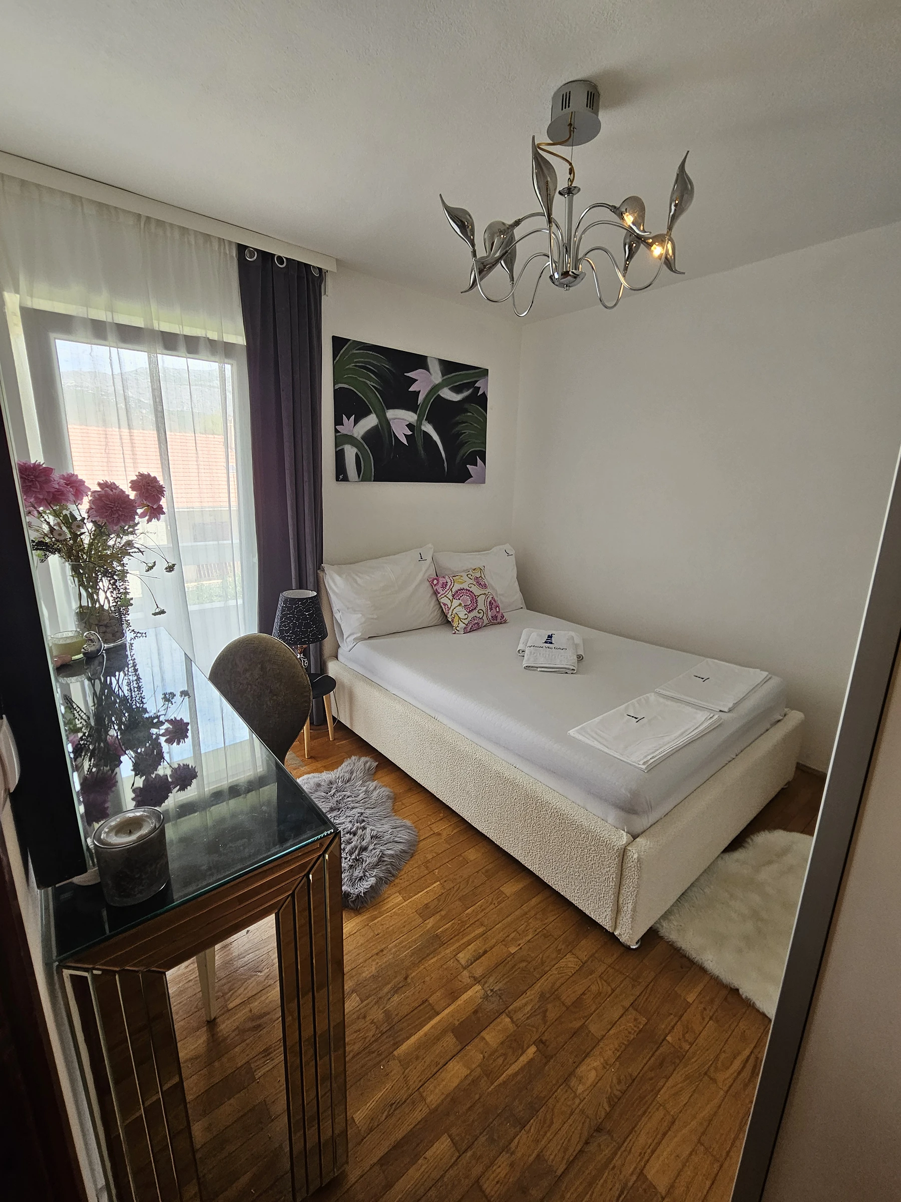 Spavaća soba s bračnim krevetom uz prozor, apartman Breeze Split