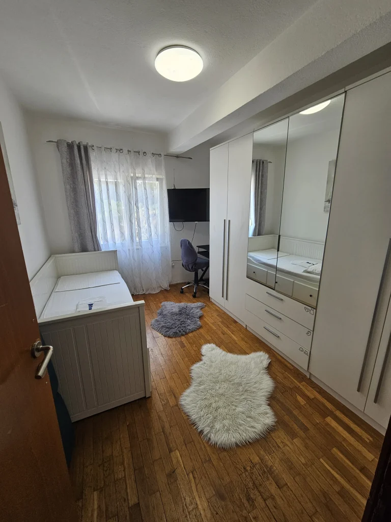 Spavaća soba s jednokrevetnim krevetom i radnim stolom, apartman Breeze Split