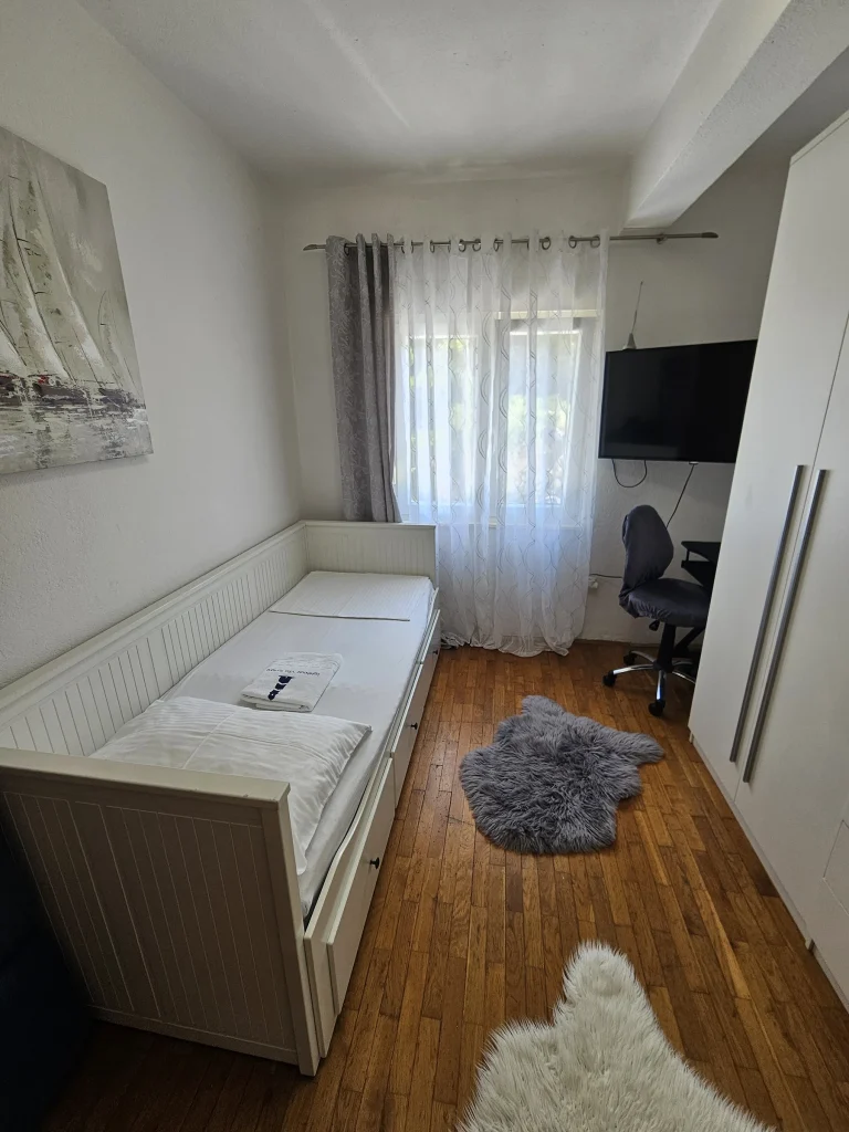 Spavaća soba s jednokrevetnim krevetom uz prozor, apartman Breeze Split