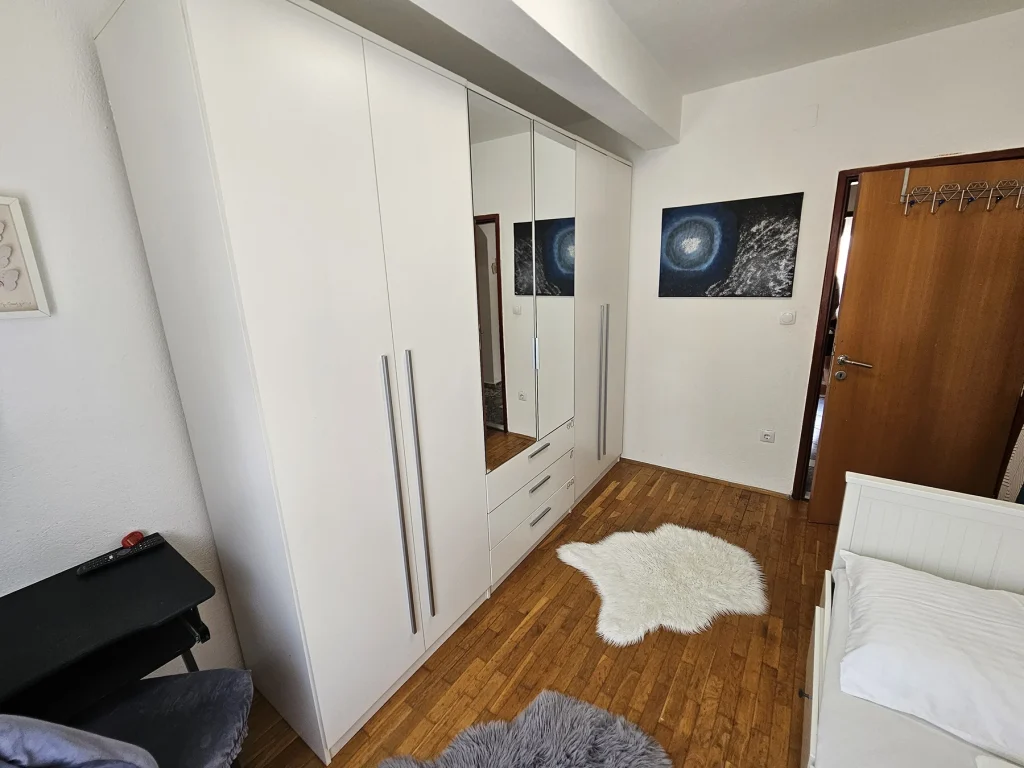Spavaća soba s jednokrevetnim krevetom i ormarom, apartman Breeze Split