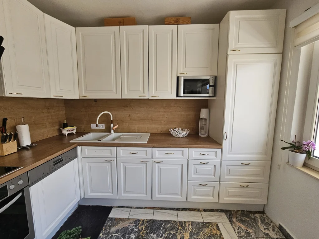 Kuhinja sa sudoperom i bijelim elementima, apartman Breeze Split