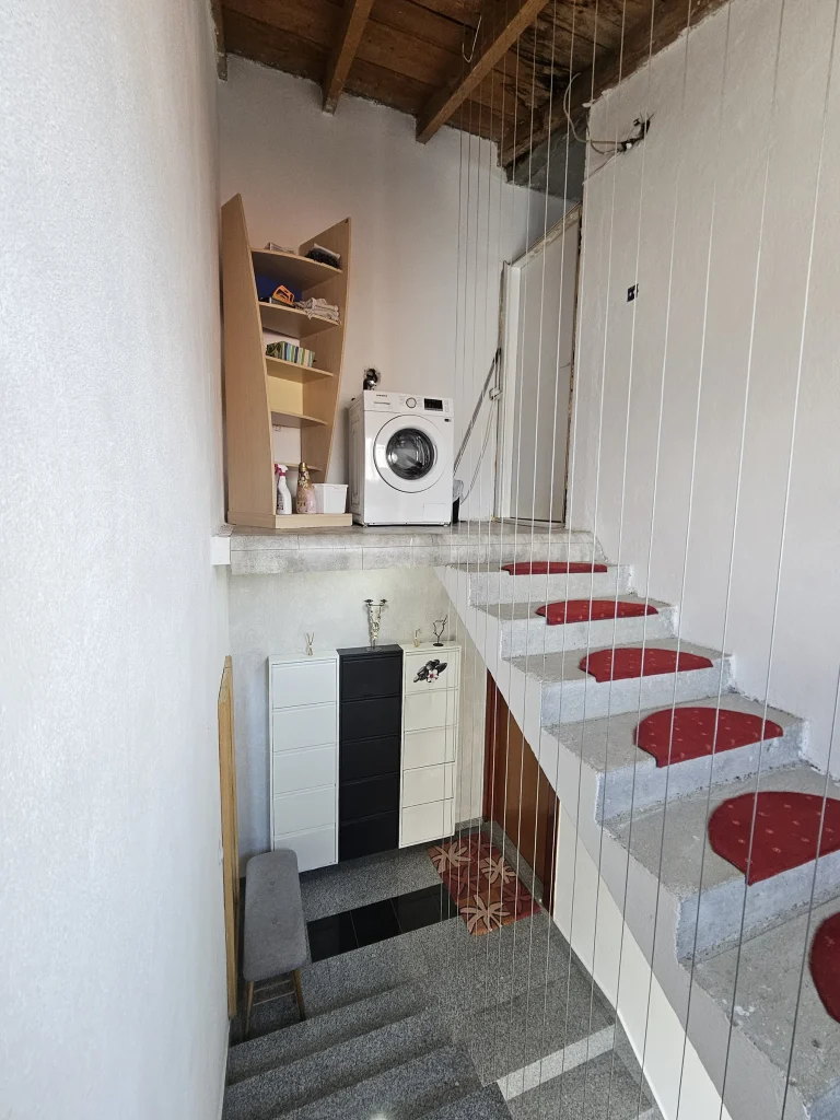 Kutak s perilicom rublja na katu iznad apartmana, Breeze Split