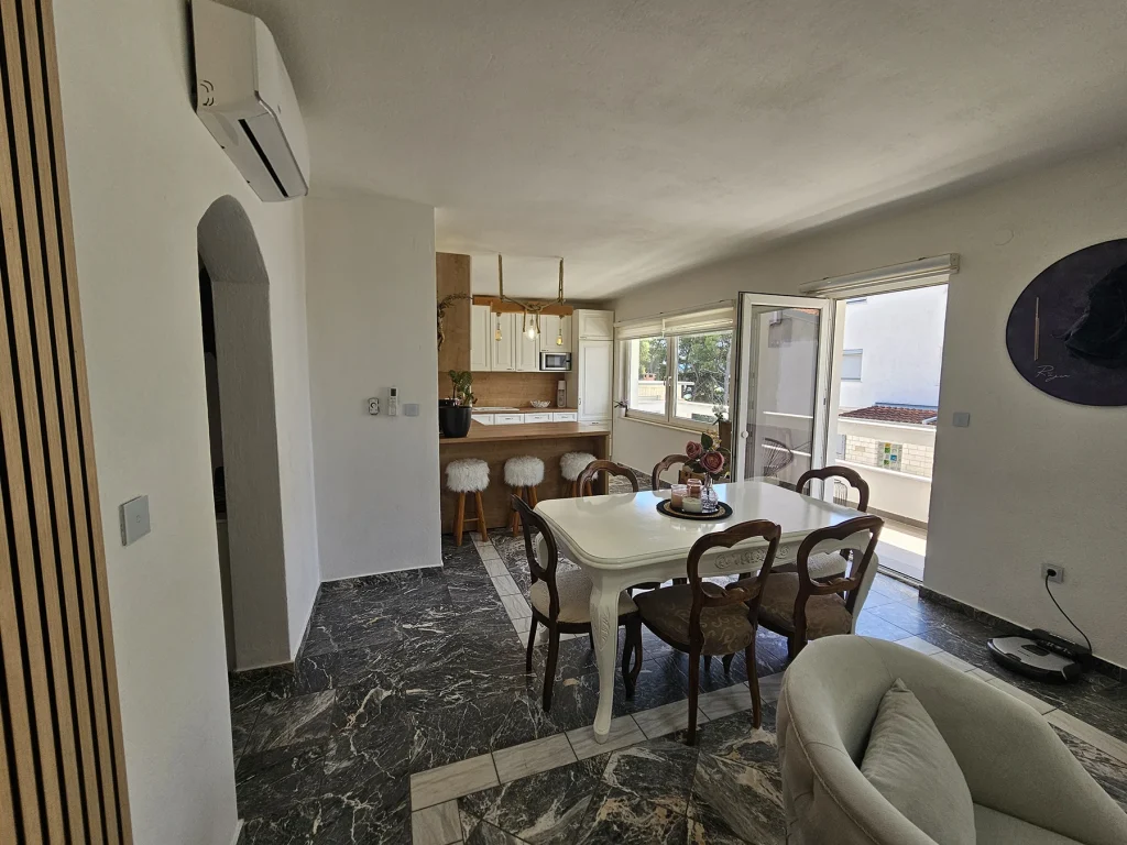 Dnevni boravak otvorenog tlocrta s blagovaonicom, apartman Breeze Split