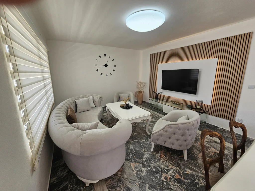 Dnevni boravak s udobnom garniturom i TV-om, apartman Breeze Split