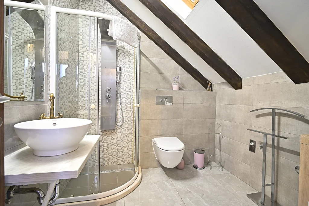 Kupaonica s tuš kabinom, umivaonikom i WC-om, apartman Briscola Split
