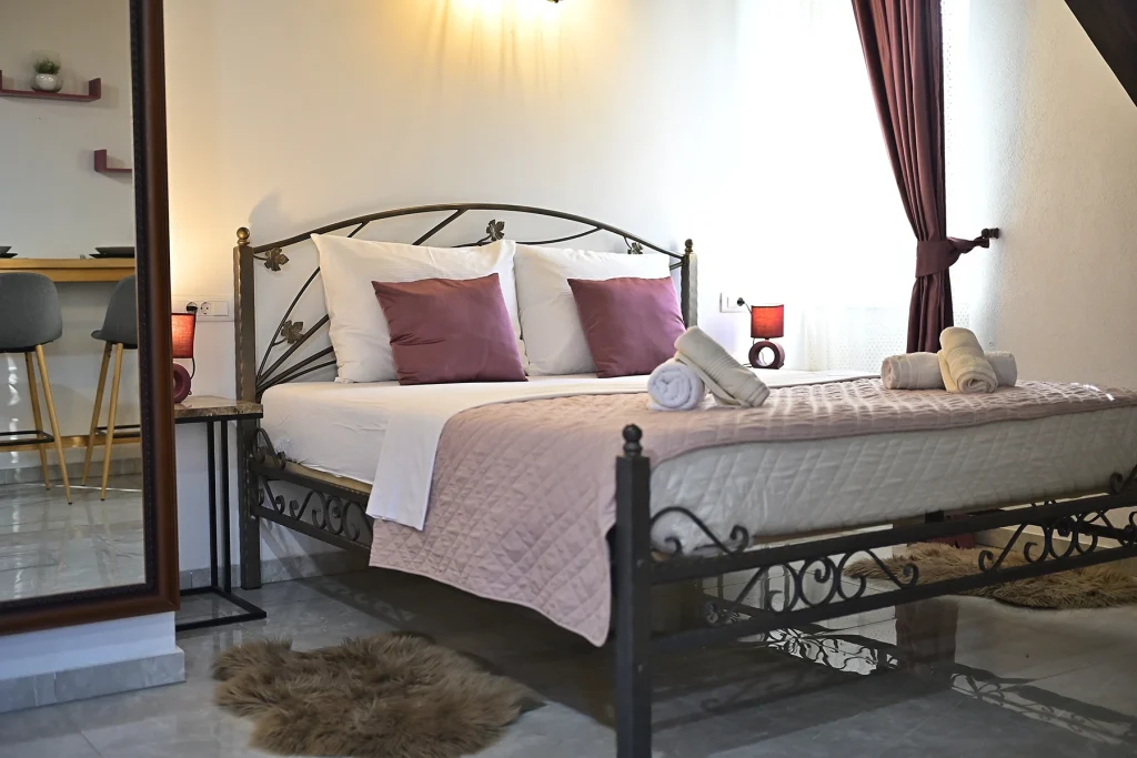 Francuski ležaj s kovanim uzglavljem, apartman Briscola Split