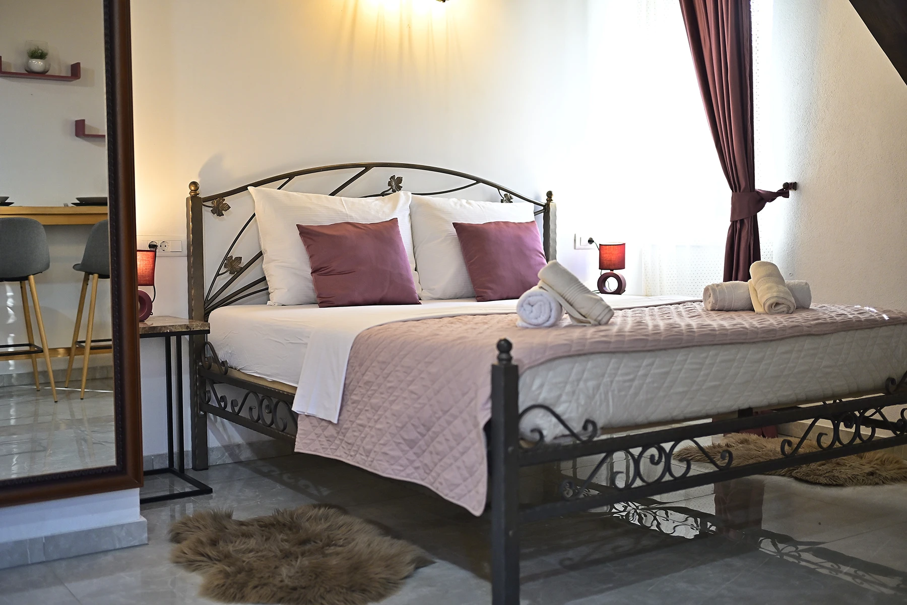 Francuski ležaj s kovanim uzglavljem, apartman Briscola Split