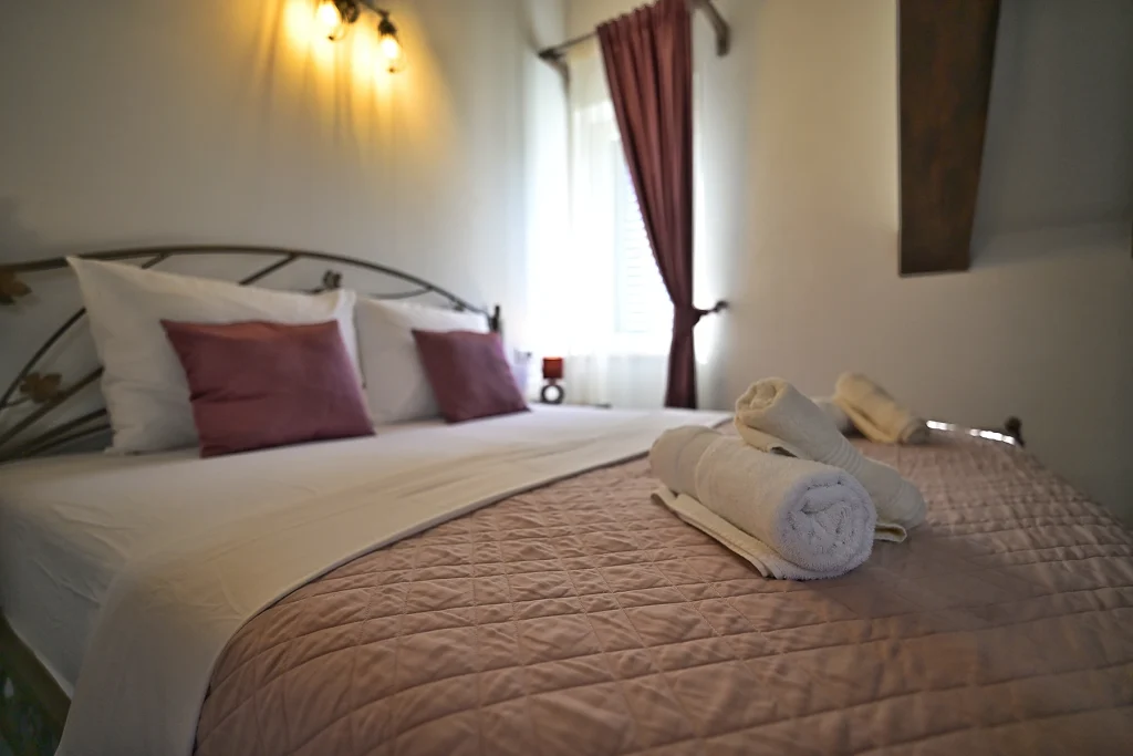 Spavaći kutak s krevetom i noćnom lampom, apartman Briscola Split