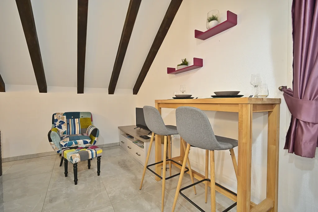 Blagovaonički pult s barskim stolicama, apartman Briscola Split