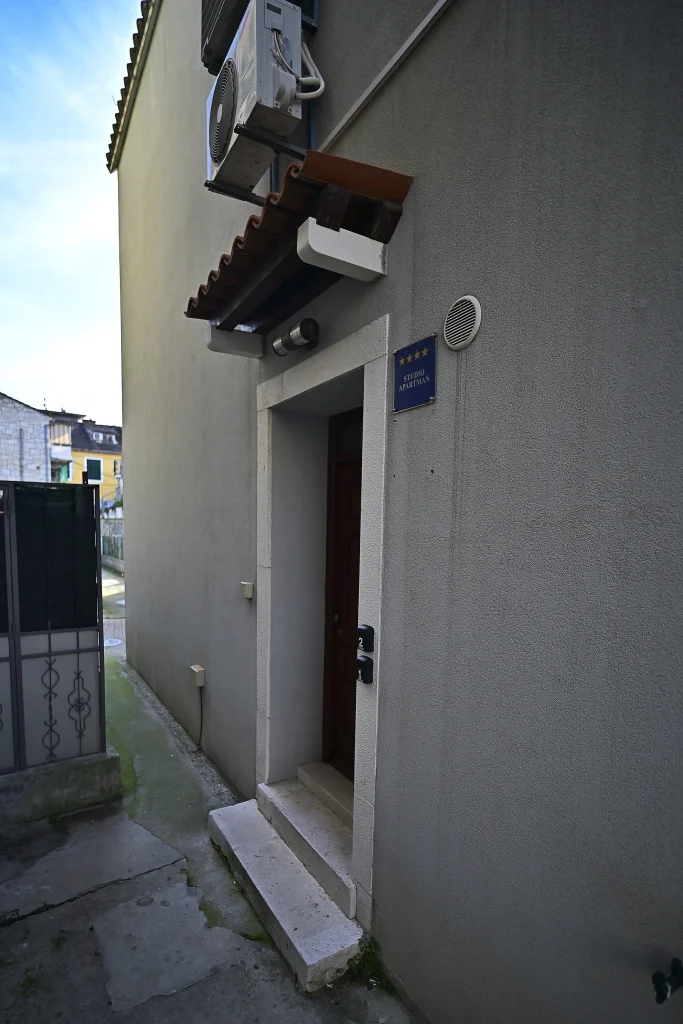Ulaz u apartman u splitskoj četvrti Radunica, Briscola Split