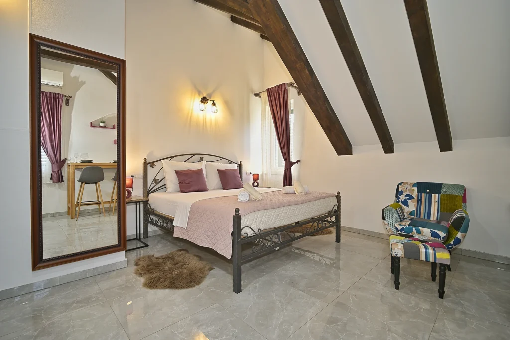 Studio s krevetom, ogledalom i kosim stropom, apartman Briscola Split