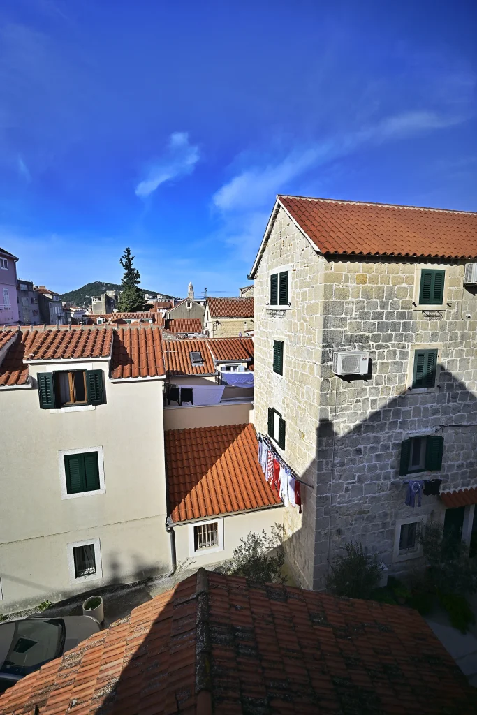 Pogled na kamene kuće i krovove staroga Splita, apartman Briscola Split