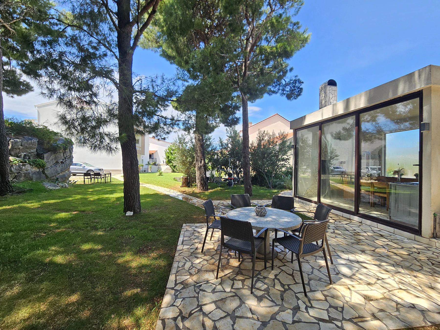 Zajedničko dvorište s vrtom i blagovaoničkim stolom, Casa Carmel Split