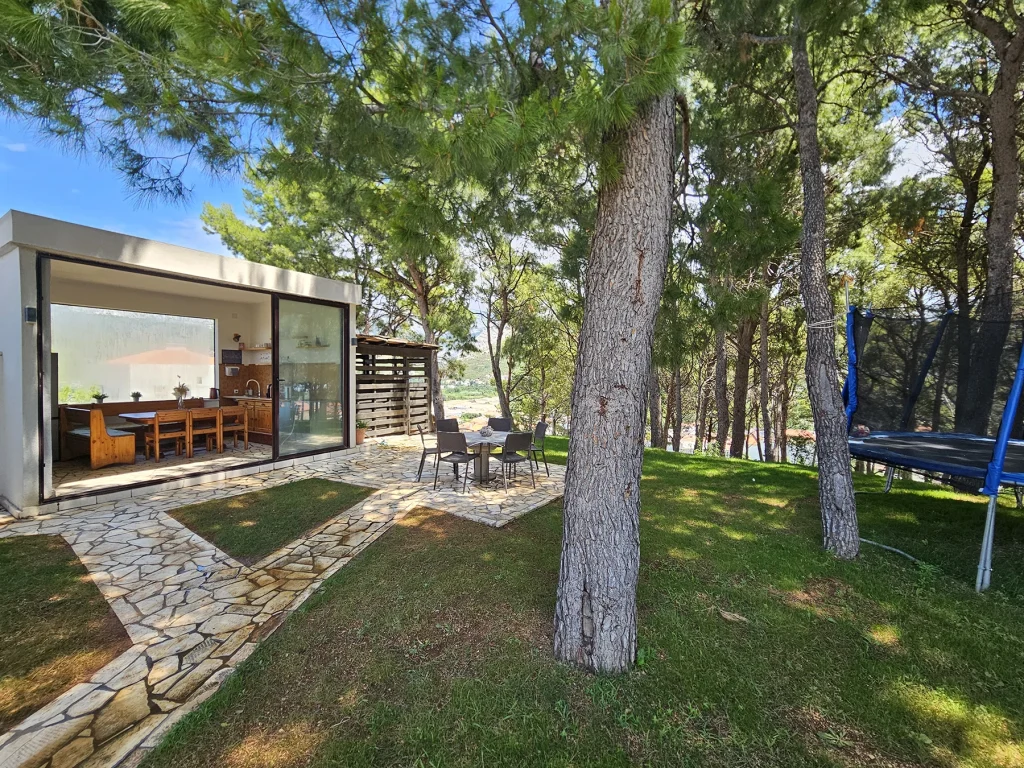 Zeleni vrt s borovima u zajedničkom dvorištu, Casa Carmel Split