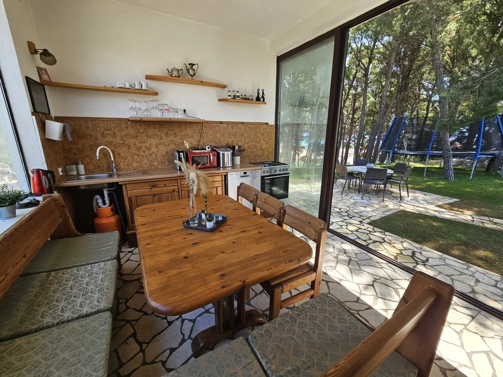 Vanjska blagovaonica uz kuhinju u dvorištu, Casa Carmel Split
