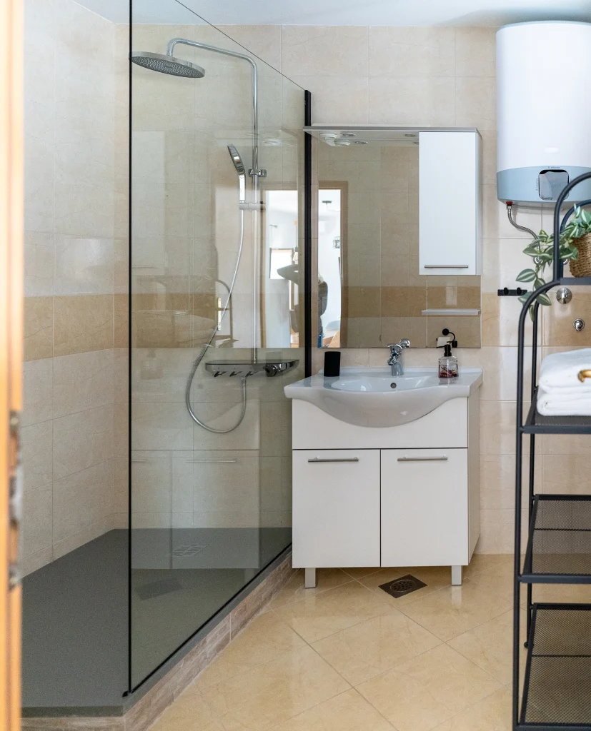 Moderna kupaonica s tuš kabinom, apartman Bartul, Casa Korina